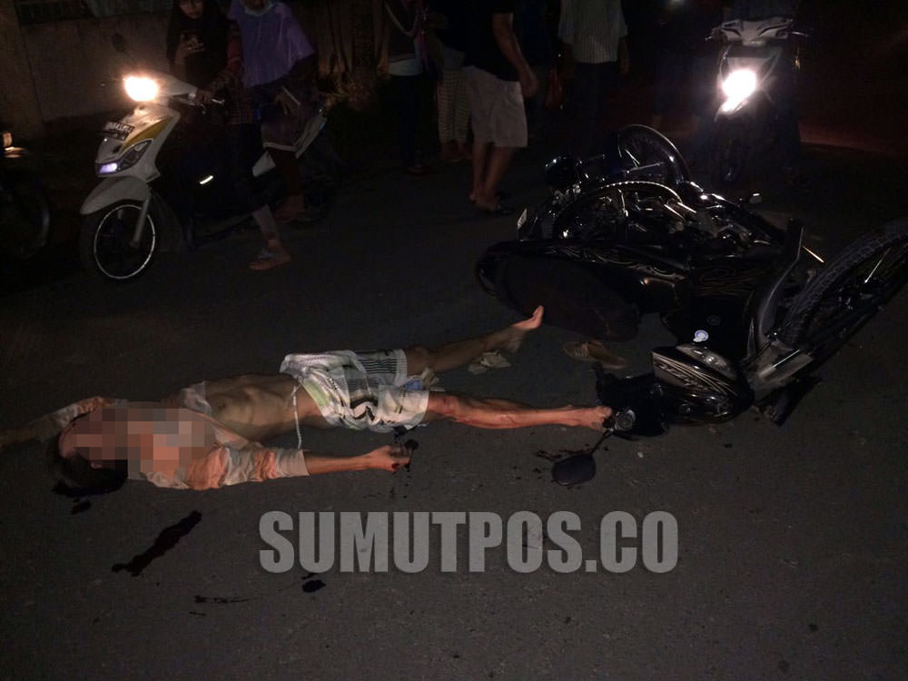 Foto: Man/PM Kok Seng tewas setelah Yamaha RX King yang dikendarainya tabrakan dengan Yamaha Vega R, di Jalan Tengku Raja Muda, Pasar II, Lubuk Pakam, Senin (16/10) malam.