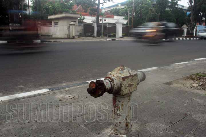 SUTAN SIREGAR/SUMUT POS HYDRANT_Kondisi hydrant milik PDAM yang tidak befungsi lagi Jalan Diponegoro Medan, Selasa (2/1) Dari 118 Hydrant milik PDAM, cuma 35 yang berfungsi.