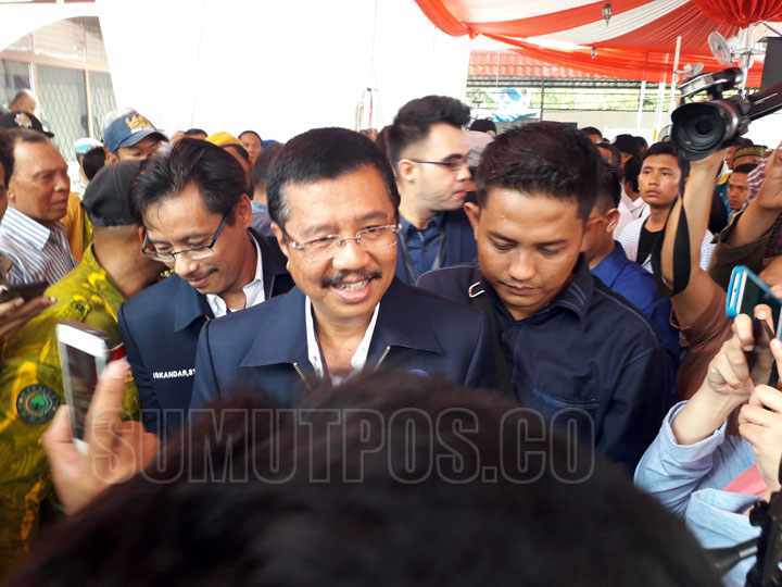 Foto: Andika/Sumut Pos Ketua DPW Nasdem Sumut, Tengku Erry Nuradi (tengah) di dampingi  Sekretaris DPW, Iskandar (kiri) saat mendampingi Edy-Ijeck mendaftar ke KPU Provinsi Sumut, Senin (8/1/2017).