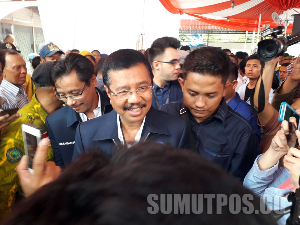 Foto: Andika/Sumut Pos Ketua DPW Nasdem Sumut, Tengku Erry Nuradi (tengah) didampingi  Sekretaris DPW, Iskandar (kiri) saat mendampingi Edy-Ijeck mendaftar ke KPU Provinsi Sumut, Senin (8/1/2017).