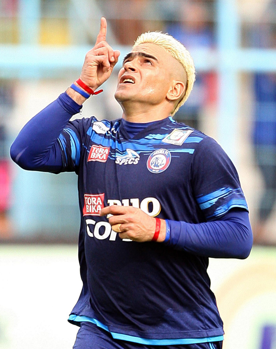 El Loco Gonzales mencetak 2 gol saat membawa Arema FC menang 4 0 atas PS TNI di pertandingan penyisihan piala Presiden di Stadion Kanjuruhan Malang (16/02)