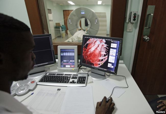 Foto: dok VOA  Seorang dokter sedan memperhatikan layar monitor dengan yang menunjukkan grafik jantung manusia.