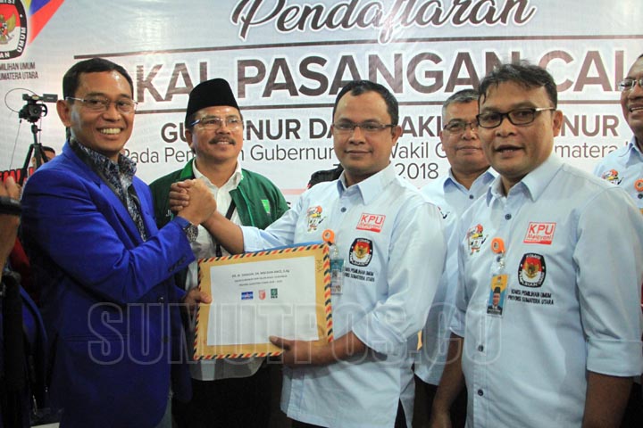 SUTAN SIREGAR/SUMUT POS MENDAFTAR_Bakal calon gubernur Sumatera Utara JR Saragih  kiri) bersama bakal calon wakil gubernur Ance (kedua kiri) memberikan berkas pencalonan saat akan mendaftar ke KPU Sumut, di Medan, Selasa (9/1).JR Saragih-Ance yang diusung