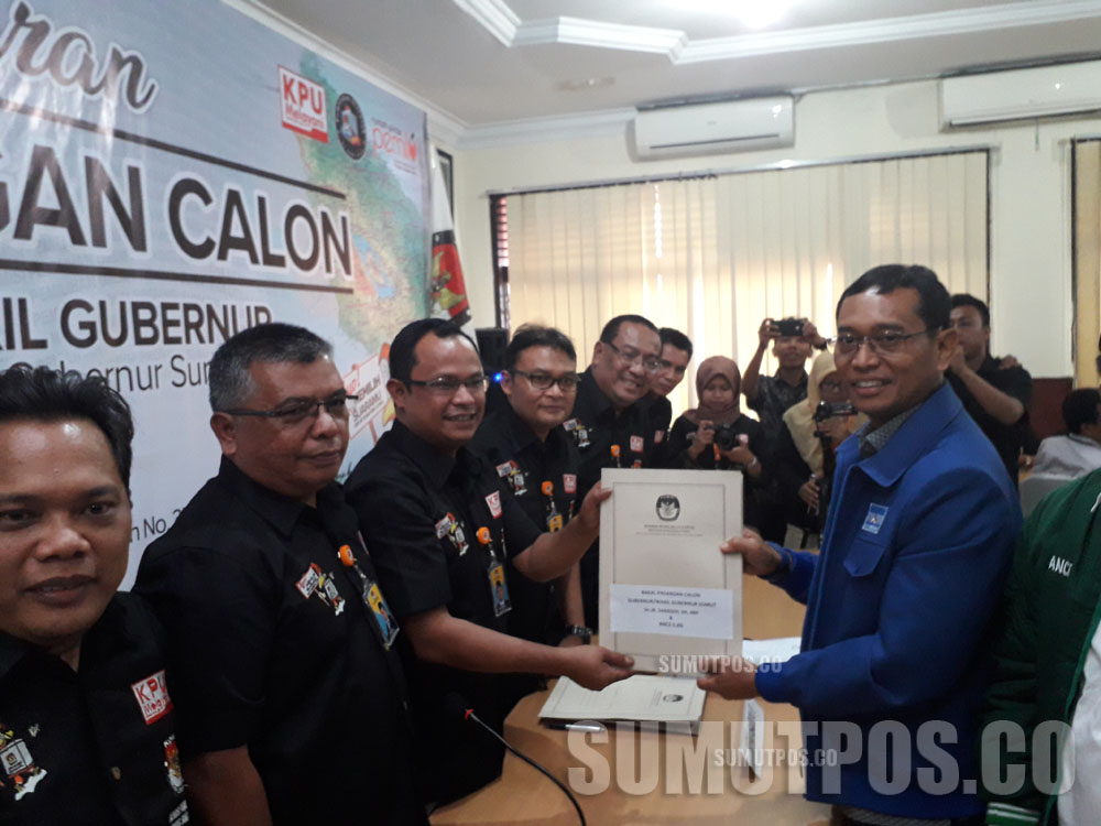 Foto: Andika/Sumut Pos Balon Gubsu, JR Saragih (kanan) saat menerima tanda terima dari KPU Sumut, Rabu (10/1/2018).