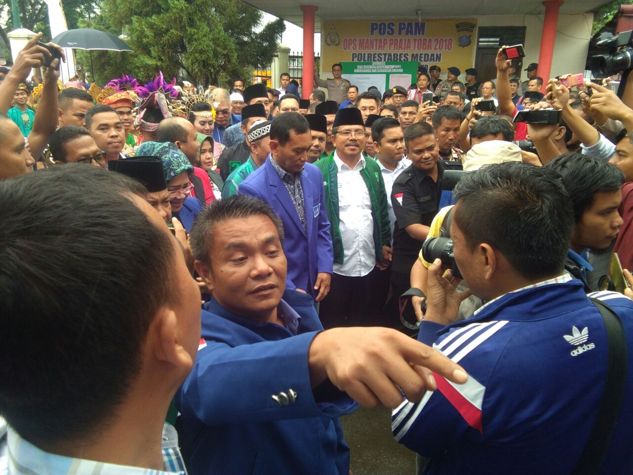 Balon cagubsu, JR Saragih, mendatangi Kantor KPU Sumut untuk mendaftar, Selasa (9/1/2017).