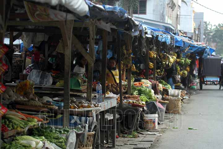 SUTAN SIREGAR/SUMUT POS PKL_Kios Pedagang kaki lima (PKL) Berjajar di sepanjang Jalan DI Panjaitan Medan, Rabu (17/1) Rencana nya pekan depan PKL pasar pringgan akan di tertib kan.