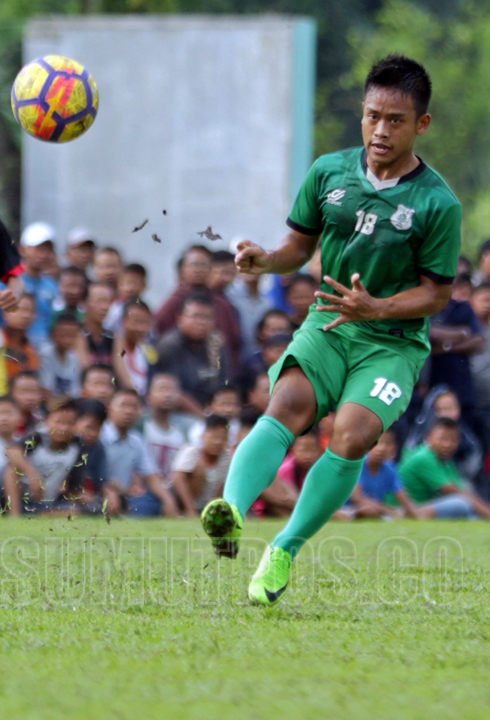 Pesepakbola PSMS Medan, Ferdian (tengah) memberikan umpan saat laga uji coba melawan Gumarang FC, di Lapangan Klambir V, Deliserdang, Rabu (10/1). PSMS Medan bermain imbang melawan Gumarang FC dengan skor 1-1.