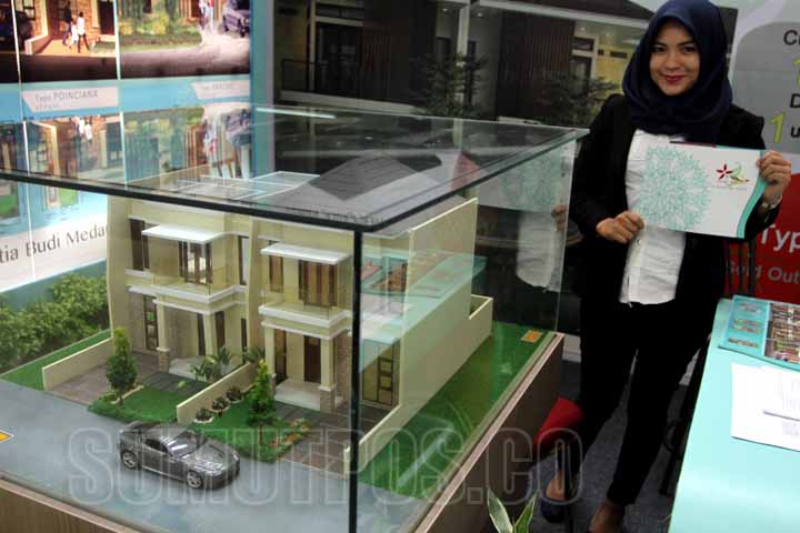 SUTAN SIREGAR/SUMUT POS REI EXPO 2016_Seorang marketing di salah satu stand memperlihatkan maket dalam acara Rei Expo 2016 di Mall Jalan Gatot Subroto Medan, Selasa (15/11) Acara ini berlangsung mulai dari tanggal 15 s/d 20 november 2016.