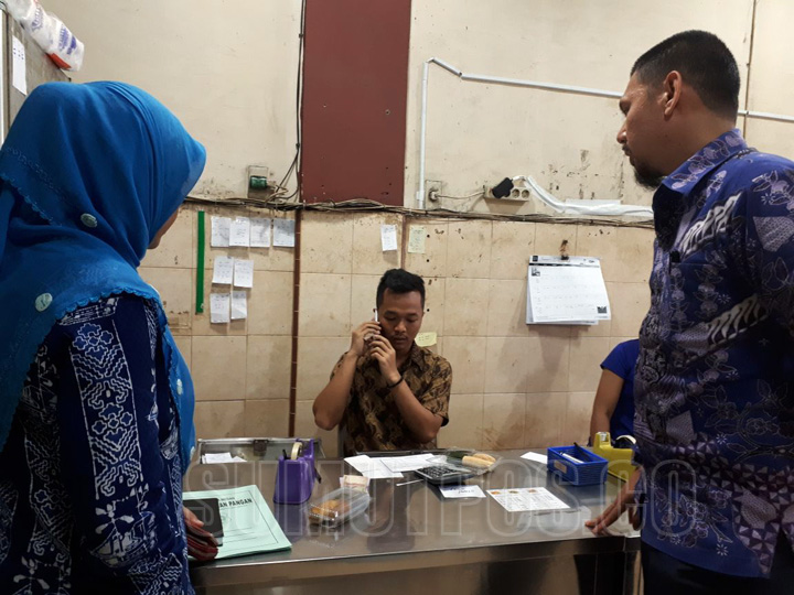 Tim Dinas Ketahanan Pangan Kota Medan saat menyambangi toko Risol Gogo untuk diperiksa serta uji laboratorium.