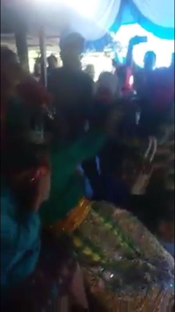 Pengantin pria pingsan di pelukan mantan saat resepsi.