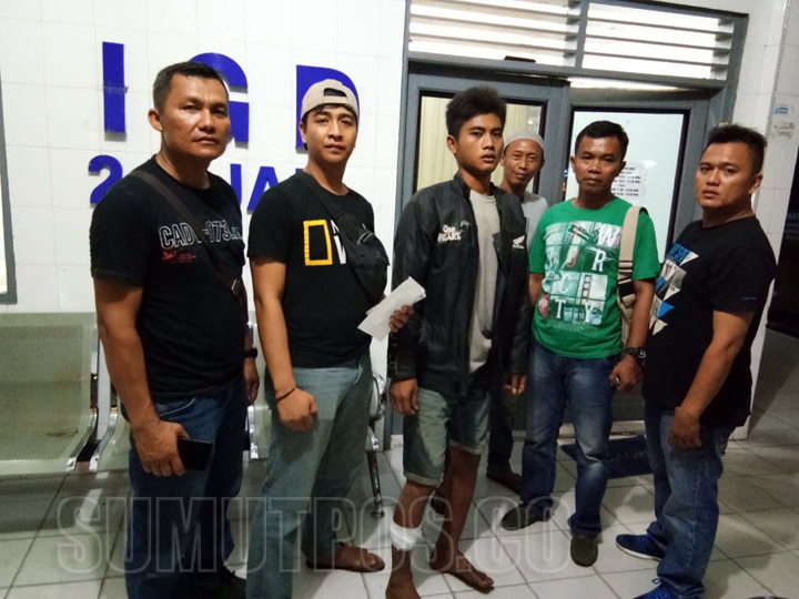 Foto: Fachril/Sumut Pos Arfan Syahputra (ketiga dari kiri) saat diamankan petugas dengan kaki kanan diperban setelah ditembak kasus perampokan.