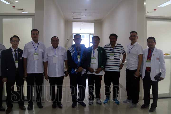 Foto: Parlindungan/Sumut Pos Ketiga pasangan bakal calon gubernur usai melakukan tes kesehatan di RS Adam Malik, Kamis (11/1).