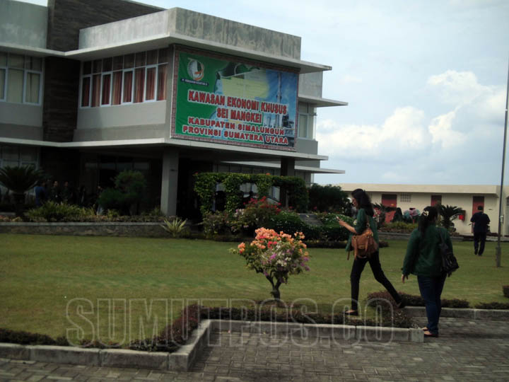 Beberapa orang sedang berjalan menuju kantor Seimangkei.  Saat ini Seimangkei tengah ditawarkan ke investor.