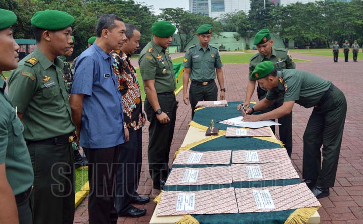 Dandim 0201/BS Kolonel Inf Bambang Herqutanto menandatangani Fakta Integritas Netralitas TNI untuk Pilkada 2018 di Lapangan Benteng Medan, Senin (29/1).