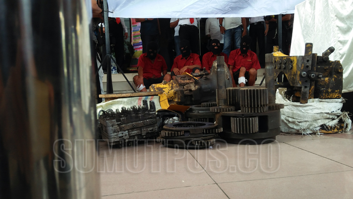 Foto: Diva/Sumut Pos Keempat tersangka spesialis rampok onderdil alat berat diamankan bersama barang bukti.