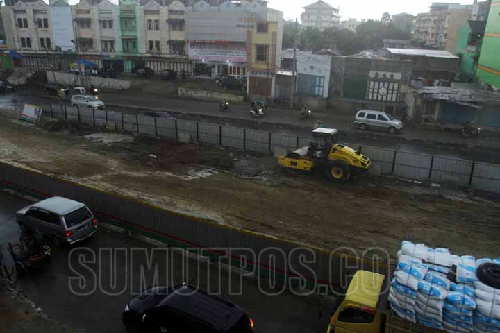 SUTAN SIREGAR/SUMUT POS PENGERJAAN_Alat berat terlihat di area proyek pengerjaan Underpass di Jalan Simpang Titi Kuning Medan, Selasa (2/1) Underpass katamso masih terkendala utilitasmilik PT PLN dan PDAM.