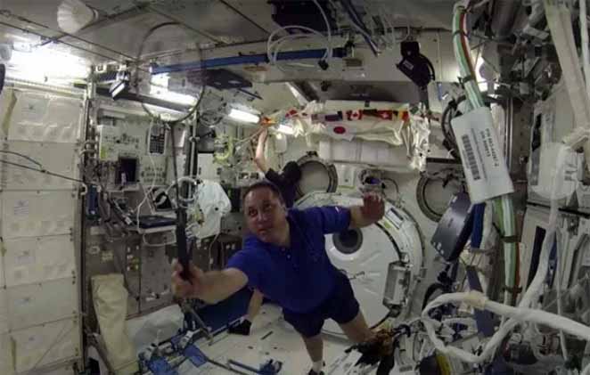FOTO: Astronot Rusia, Amerika Serikat, dan Jepang bertanding bulu tangkis di luar angkasa (YouTube/Roskosmos)