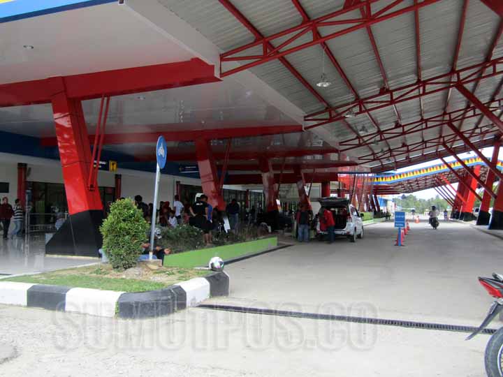 Foto: Aditia Laoli/Sumut Pos Bandara Binaka Gunungsitoli tampak lebih megah dan menarik setelah direnovasi.