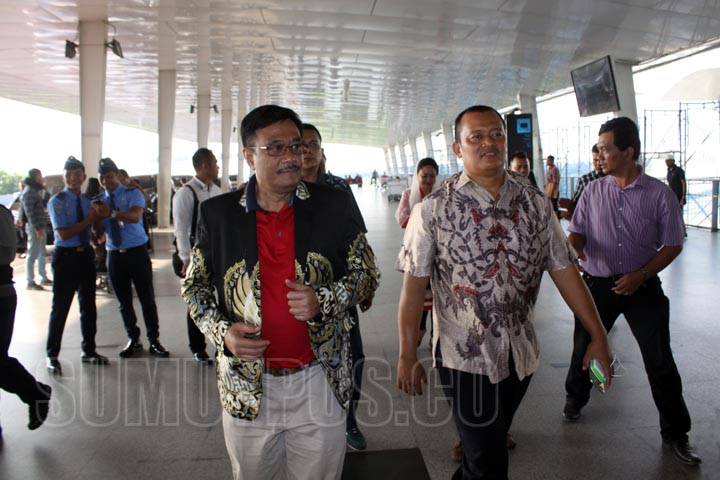 Foto: Batara/Sumut Pos Djarot Saiful Hidayat berjalan di Bandara Kualanamu.