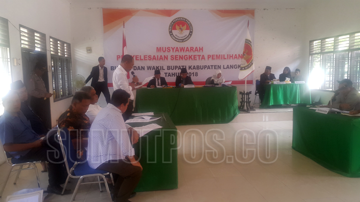 Foto: bambang/Sumut Pos Pengacara  Prof Djohar Arifin saat membacakan laporan terkait sengketa Pemilihan Bupati dan Wakil Bupati Langkat, si Stabat Sabtu (17/2).