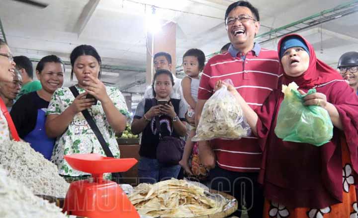 Cagubsu Djarot Saiful Hidayat saat berbelanja bersama istri di Pasar Petisah, Medan.