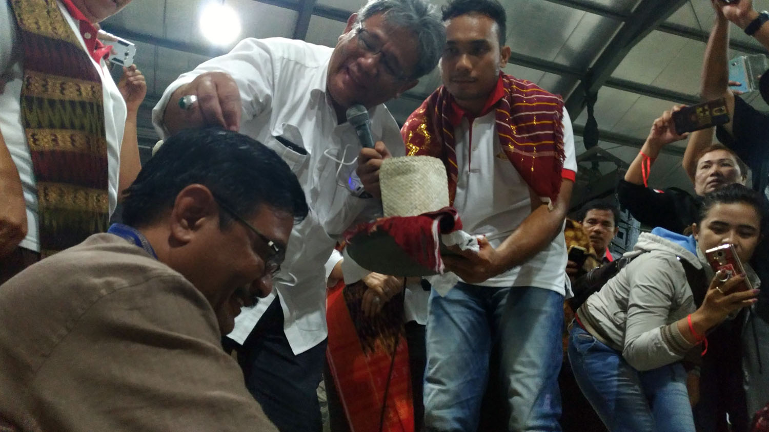 Foto: Dame/Sumut Pos Djarot Saiful Hidayat diberi jujung beras pir oleh Relawan Djasura (Djarot-Sihar untuk Sumut) di Villa Zeqita, Medan, Senin (12/2) malam.