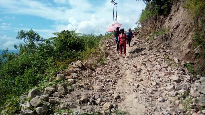 Foto: Oloan Sirait/New Tapanuli JALAN DARAT: Begini kondisi jalan darat menuju perkampungan Dusun Panamean di bibir pantai Danau Toba, tempat tinggal Saulina Sitorus.