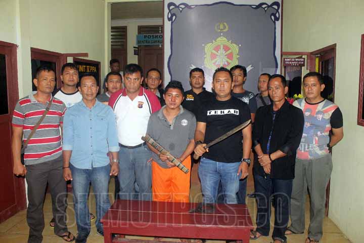 Pembunuh pengurus gereja saat di  Polres Nias Selatan.
