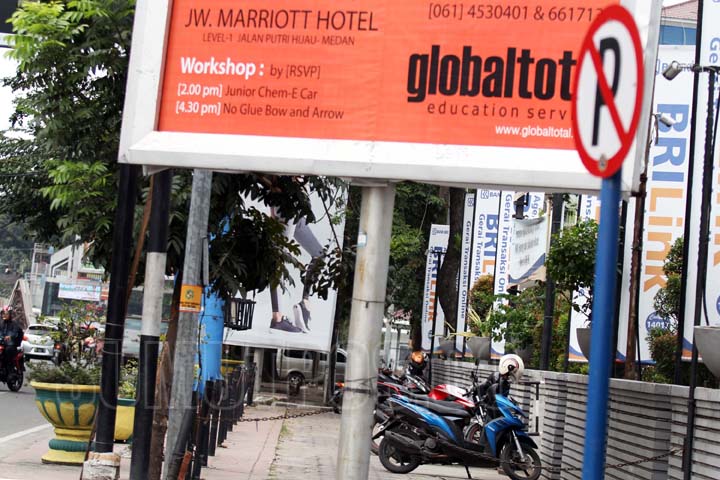 SUTAN SIREGAR/SUMUT POS PARKIR DI TROTOAR_Beberapa kendaran terparkir di Trotoar Jalan Balai Kota Medan, Selasa (7/2) Lokasi yang seharusnya di peruntukan bagi pejalan kaki di pakai untuk tempat parkir kendaraan.