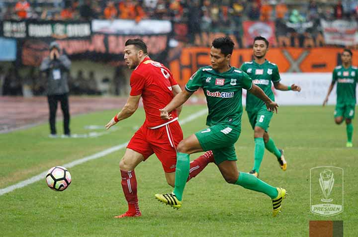 Bek PSMS, Roni Fatahillah berduel dengan striker Persija, Marko Simic di Stadion Manahan Solo, pada semifinal leg 2 Piala Presiden 2018.