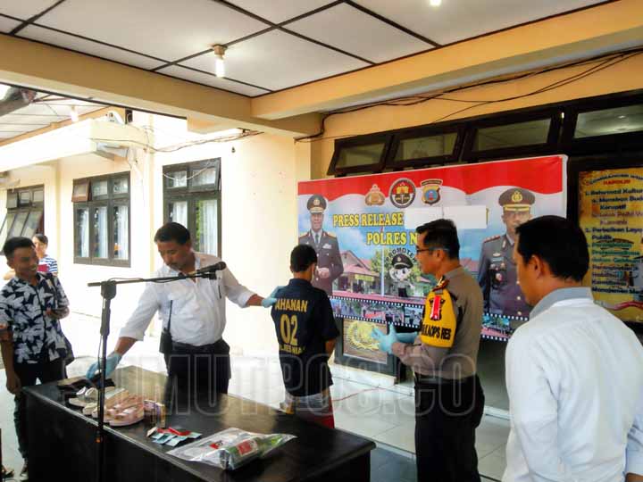 Foto : Dohu Lase/Sumut Pos  INTEROGASI: Kasat Reskrim Polres Nias, AKP Hendrik Temaluru, meninterogasi JG (16) saat diamankan.