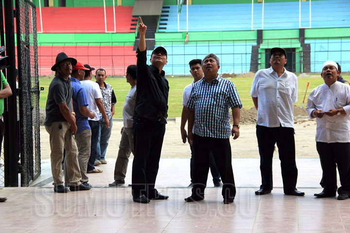 Foto: Sutan Siregar/Sumut Pos Wali Kota Medan Dzulmi Eldin meninjau renovasi Stadion Teladan Medan, Minggu (4/2).  Eldin ingin memastikan kalau stadion kebangaan masyarakat Sumatera utara ini dapat menjadi kandang PSMS di Liga 1 musim ini.