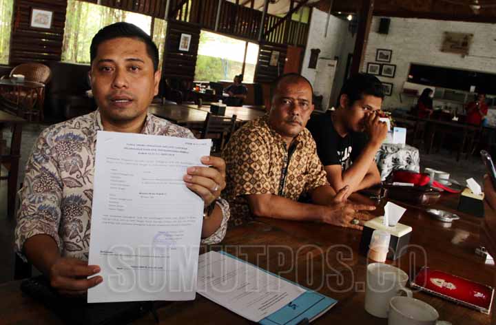 Triadi Wibowo/Sumut Pos_ Salah satu Paslon Bupati deli Serdang, Sofyan memberikan keterangan kepada Wartawan di Penang Corner SMKN 8 Medan, Senin (26/2)