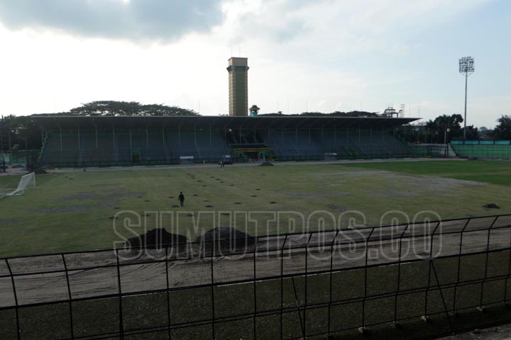 SUTAN SIREGAR/SUMUT POS RENOVASI_Suasana stadion teladan yang sedang dalam proses renovasi di Jalan Stadion Medan, Jumat (2/2) Psms Medan terancam tidak dapat menggunakan stadion teladan sebagai homebase untuk menjalani kompetisi liga 1, karena proses ren