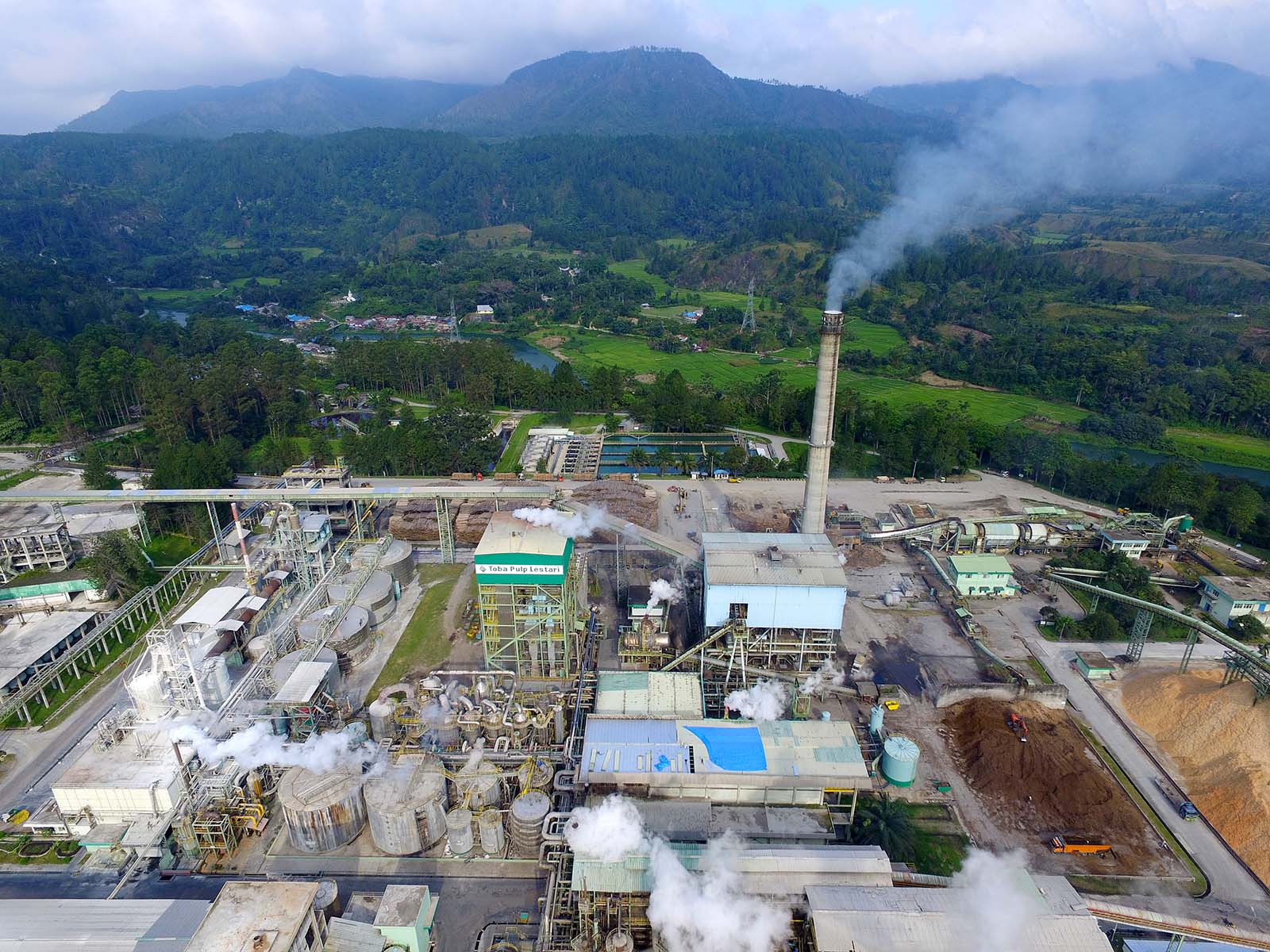 PT. Toba Pulp Lestari, Tbk. (TPL), merevitalisasi pabrik yang ditandai dengan peresmian kantor proyek pengerjaan revitalisasi sistem produksi pada hari Senin (5/2) di pabrik PT TPL, Desa Sosorladang, Kecamatan Parmaksian.