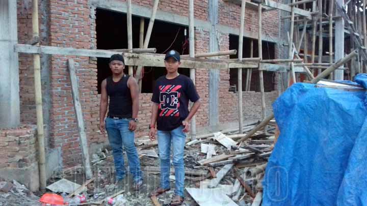 Foto: Bambang/Sumut Pos DITEROR: Dua pekerja bangunan yang diteror NG dan anggotanya.