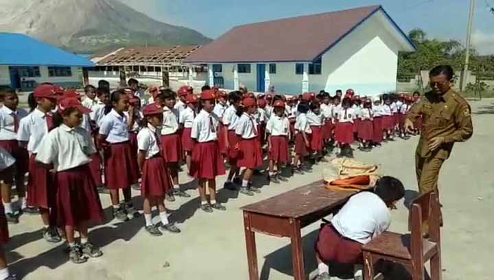 Badan Penanggulangan Bencana Daerah (BPBD) Karo bersama Dinas Pendidikan (Disdik) Kabupaten Karo menggelar simulasi dan edukasi menyelamatkan diri saat terjadi erupsi yang diikuti pelajar SD.