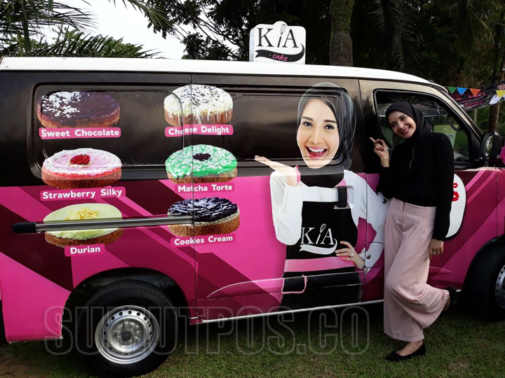 Foto: (M IDRIS/Sumut Pos  Zaskia Sungkar sedang berpose dengan mobil Tepe-Tepe Kia Cake, yang baru diluncurkannya di Avros Park Medan, akhir pekan lalu.