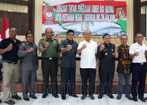 Foto: Pran Hasibuam/Sumut Pos Musaddad Nasution dan para peserta sosialisasi Pertahanan Nasional foto bersama.
