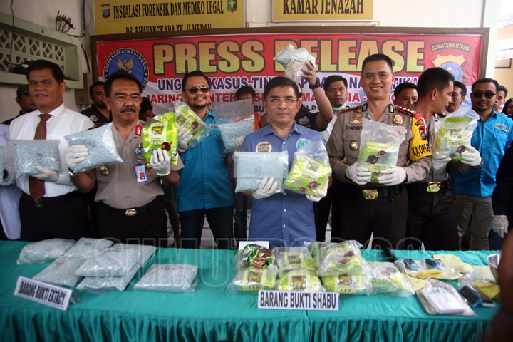 Triadi wibowo/Sumut Pos PAPARAN NARKOBA JARINGAN INTERNASIONAL Direktur Prosekusor dan Psikotropika Badan Narkotika Nasional (BNN) Brigjen Pol Anjan Pramuka (tengah) memperlihatkan barang bukti narkoba jaringan internasional saat gelar kasus di RS Bhayang