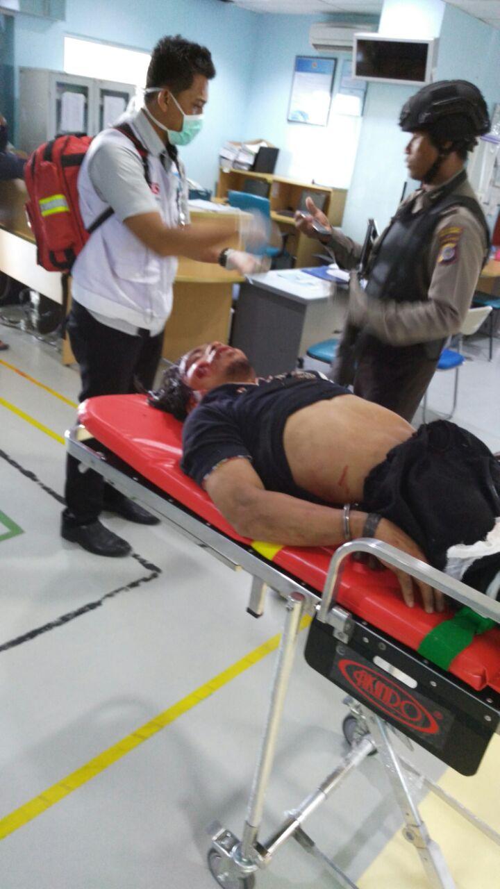 Pelaku penyerangan diidentifikasi bernama Suliyono dan merupakan mahasiswa.