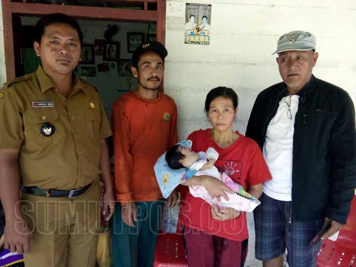 Foto: Famo Telaubanua/Sumut Pos A. Adev bersama Kades dan kedua orang tua Terima Daely.