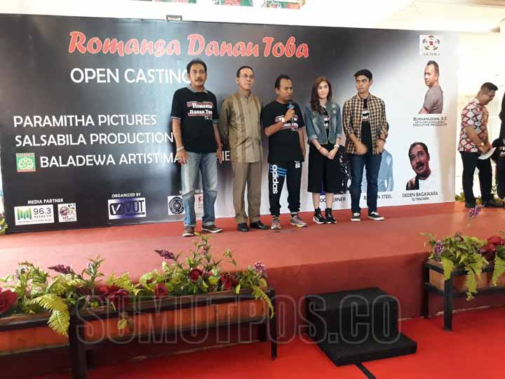 Foto:  M IDRIS/Sumut Pos Sutradara film, Deden Bagaskara, Executive Produser, Burhanuddin, Ketua Komisi VII DPR RI Gus Irawan Pasaribu, dan pemeran utama Romansa Danau Toba membuka secara resmi audisi yang digelar di Focal Point, Medan, Minggu (4/3).