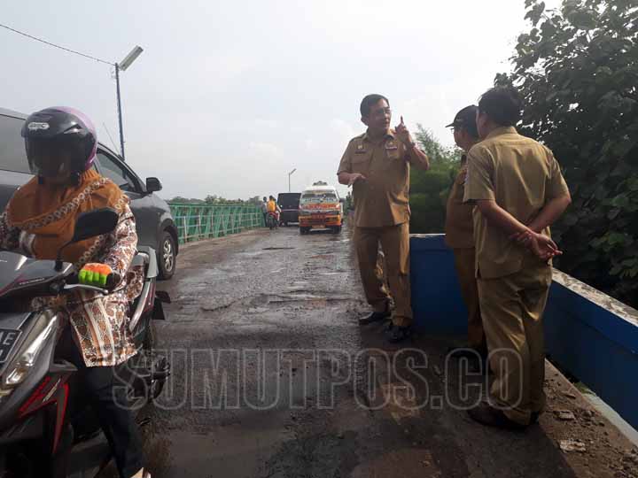 Foto : BATARA/SUMUT POS  BANGUN JEMBATAN: Kadis PUPR Deliserdang Donald P Lumbantobing berdiskusi bersama para Kabis untuk membangun jembatan jembatan baru percis di sebelah jembatan Sei Belawan atau Sri Gunting.