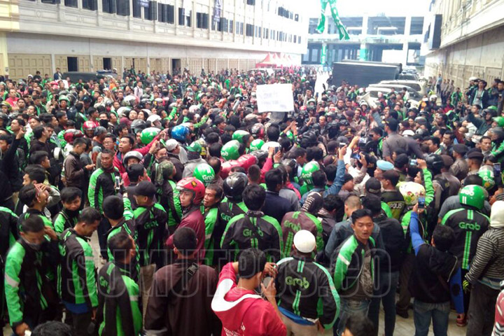 SUTAN SIREGAR/SUMUT POS UNJUK RASA_Pengemudi transportasi berbasis daring