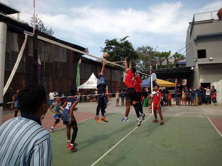 Pevoli SMAN 4 Kisaran melakukan smash yang coba diblok SMA PABA.