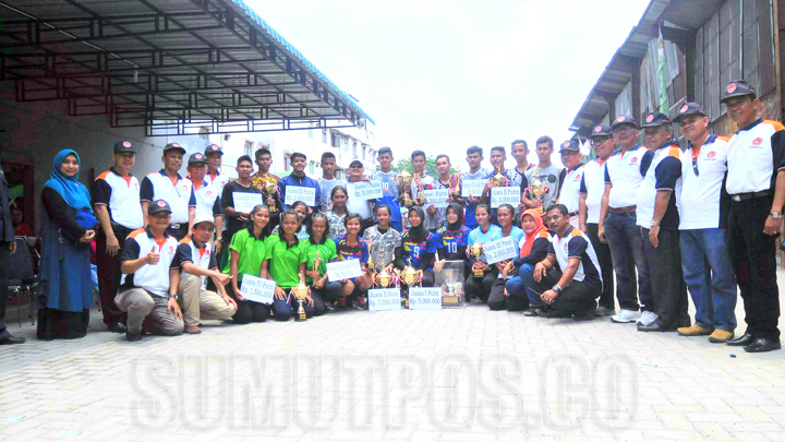 Foto: Doni Hermawan/Sumut Pos Pihak Dharmawangsa dan panitia bersama para juara turnamen Dharmawangsa Cup XXIV.