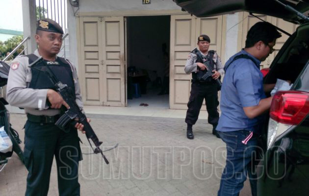 Foto:SOPIAN/SUMUT POS  PATROLI: Anggota Satuan Sabhara Polres Tebingtinggi dengan senjata lengkap melakukan pengawasan dan patroli di sejumlah bank di Kota Tebingtinggi.