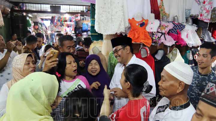 Cagubsu Djarot Saiful Hidayat dikerumuni masyarakat saat berkunjung di Pasar Simpang Limun Medan, Jumat (2/3).
