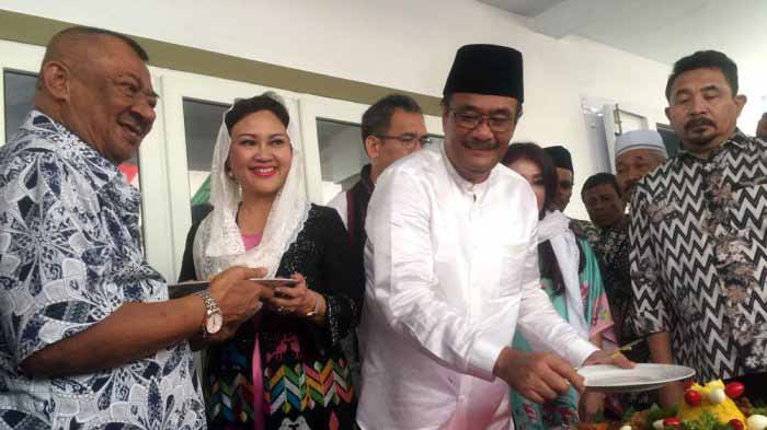 Happy Farida (dua kiri) menyuguhkan makanan pada Syamsul Arifin saat menghadiri acara syukuran memasuki rumah kontrakan Djarot Saiful Hidayat di Jalan Kartini, No 6 Kota Medan, Kamis (1/3/2018).